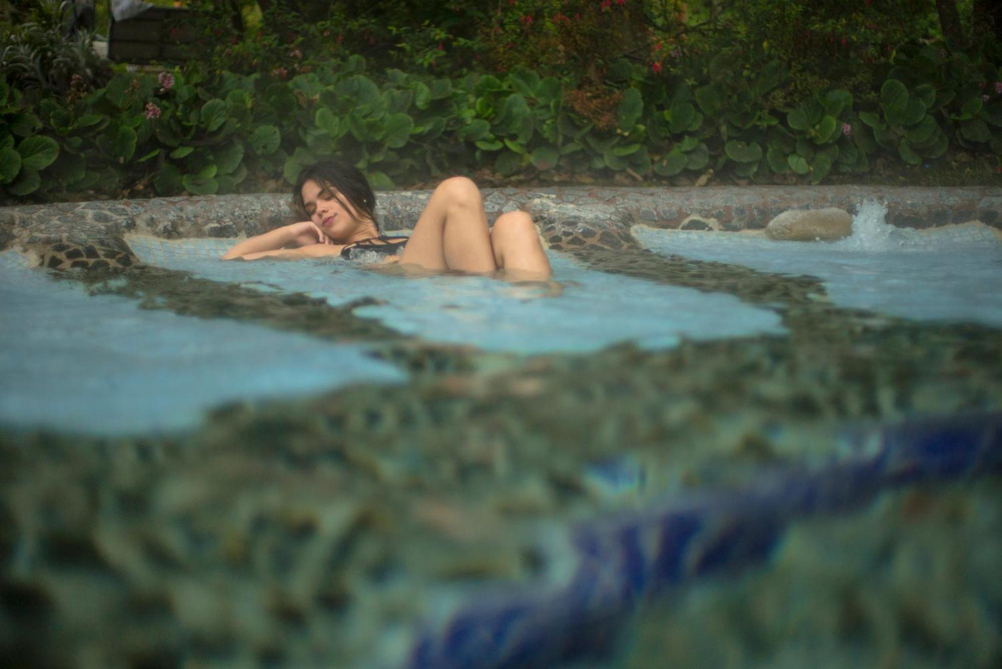 Termas De Papallacta Exterior foto A woman bathing in the hot springs