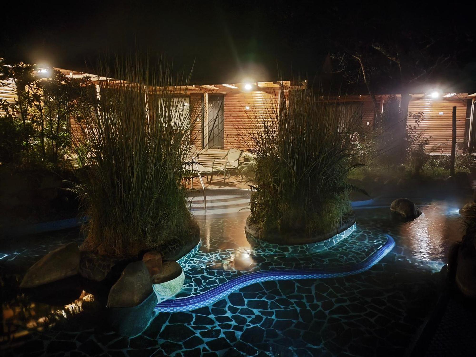 Termas De Papallacta Exterior foto The hot springs at night