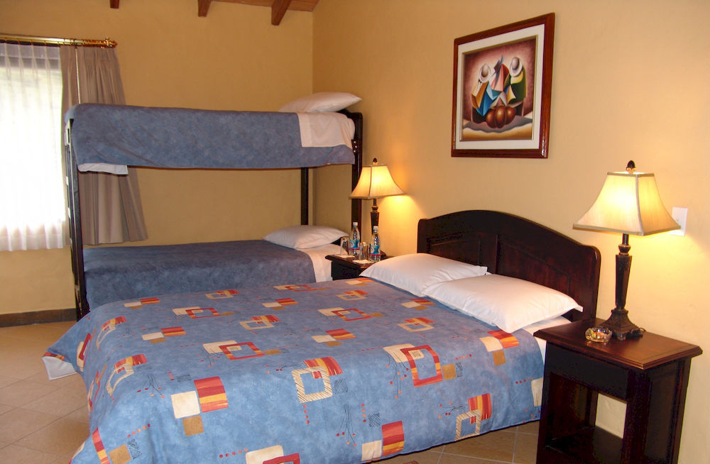 Termas De Papallacta Exterior foto A bunk bed with a double bed